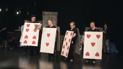 Teatergruppen Teater magnitude sätter upp pjäsen Alice i Underlandet på Tryckeriteatern i Karis.
