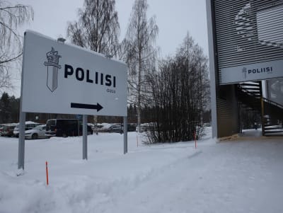 En stor skylt med polisens logo och texten "Oulu" (Uleåborg) och och en pil till höger.