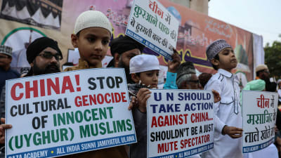 Personer i Mumbai demonstrerar för uigurers rättigheter. 