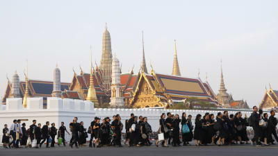 Omkring 200 000 sörjande, svartklädda thailändare tog farväl av sin kung i Bangkok