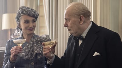 Clemmie (Kristin Scott Thomas) skålar med sin man Winston Churchill (Gary Oldman).