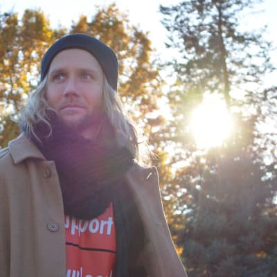 Esko Kyrö poseeraa kameralle Lahdessa.