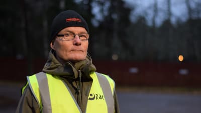 Timo Holmström som strejkvakt utanför postterminalen i Hangö.
