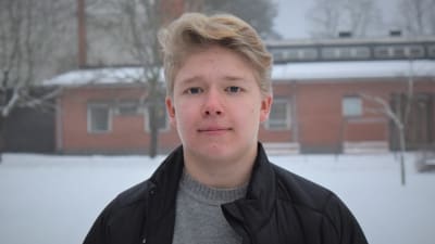 Liam Hagman på Karis svenska högstadiums skolgård.