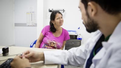 Kvinna pratar med läkare 