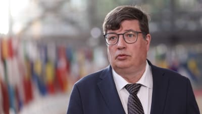 Arbetsminister Arto Satonen anländer till konkurrensrådets möte i Bryssel