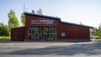 Tenala brandstation, färdig i maj 2023. En röd byggnad med snett tak.