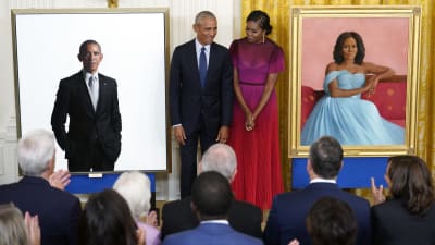 Barack och Michelle Obama under en ceremonin i Vita huset där deras officiella porträtt avtäcktes den 7 september 2022.