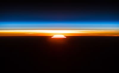 En solnedgång fotograferad från omloppsbana runt jorden.