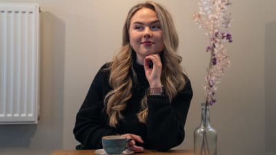 Laura Wathén kahvilan pöydän äärellä.