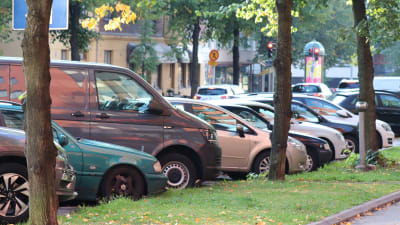 Snedparkerade bilar.