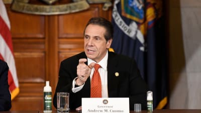 Delstaten New Yorks guvernör Andrew Cuomo medger för första gången att han har betett sig på ett opassande sätt mot kvinnliga medarbetare.