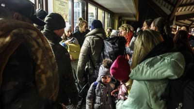 Ukrainska flyktingar på Przemysli tågstation i Polen.