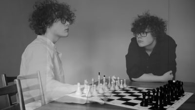 Benjamin Rosenlund spelar schack med sig själv