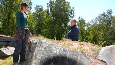 Minna Turunen och Eija Saukko-Riipi vid ruinerna i Gamla Vasa.