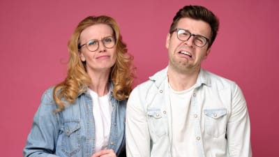 Grimaserande man och kvinna, båda i glasögon
