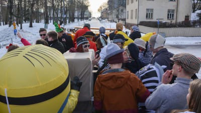 Abiturienter på lastbilsflaket i Lovisa
