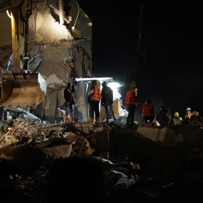 Kuvassa pelastustyötekijöitä maanjäristyksessä romahtaneen rakennuksen luona. 
