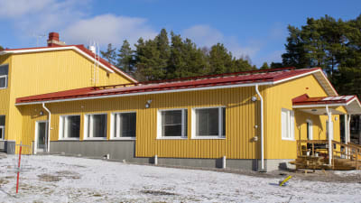 Äldre och nyare del till skola i Åbolands skärgård.