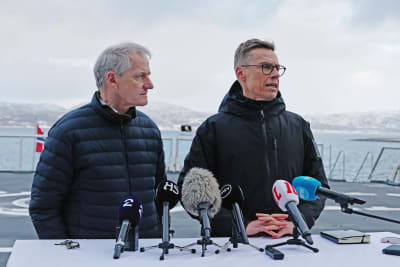 Alexander Stubb og Jonas Gahr Støre møtte oss journalister om bord på Kystvaktens splitter nye patruljefartøy