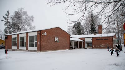 Kapellby skola i Lappträsk, barn springer runt i snön.