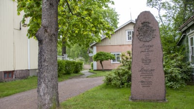 Sten utanför Degerby Gille i Lovisa.