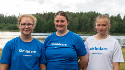 Simlärare fär Folkhälsans simskola, Malena Frankenhaeuser och Molly Feiring med lekledare Michelle Kajo på Hasselhomen badstand i Borgå.