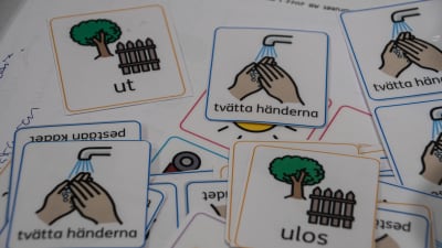 Flera små lappar med ord och en bild som förklarar ordet. Till exempel finns det en bild på att tvätta händerna. 