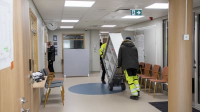Några arbetare jobbar med att iståndsätta en lobby på en vårdcentral.