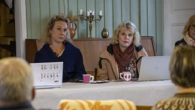 Sofie Klawér-Kallio och Jaana Iivonen sitter vid ett bord.