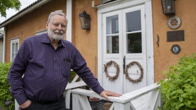 Douglas Sivén står utanför Degerby Gille i Lovisa.