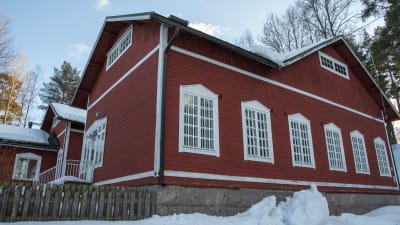 Daghemmet Lekgården är en röd byggnad med vita fönster och knutar.