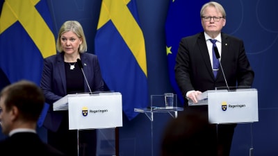 Andersson och HUltqvist står vid podium
