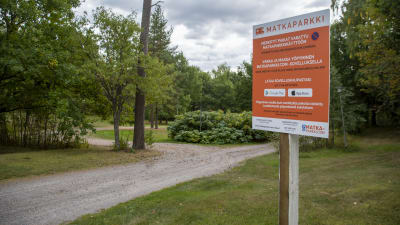Skylt som förklarar hur Matkaparkki-appen fungerar på området. Kokon camping i Borgå.