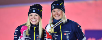 Jonna Sundling (vas.) ja Maja Dahlqvist juhlivat viime talvena parisprintin MM-kultaa.