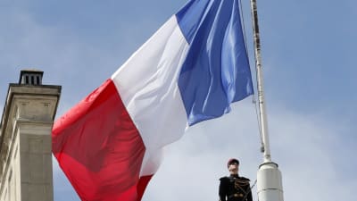 Flaggan på halv stång vid Élyséepalatset i Paris den 15 juli 2016 efter attacken i Nice.