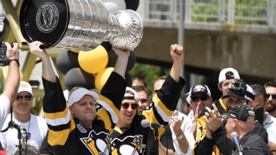 Phil Kessel lyfter Stanley Cup-pokalen.