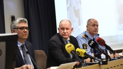Säpochefen Anders Thornber (till vänster) tillsammans med rikspolischefen Dan Eliasson ( i mitten) i april då de informerade om ett terrordåd mot Åhlens som krävde tre dödsoffer i april 
