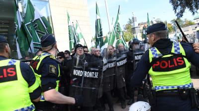 Polisen stoppade demonstranterna när de försökte välja en ny rutt.