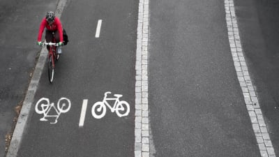 En cyklist på en cykelväg.