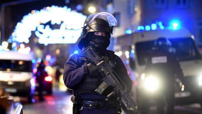 En polis i närheten av den julmarknad i Strasbourg där attacken inleddes. 
