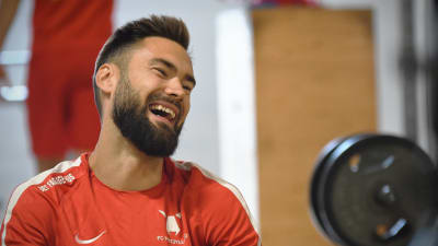 Tim Sparv skrattar i Midtjyllands gym.