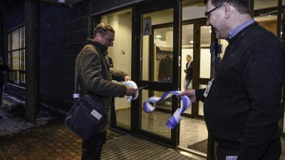 Kommunstyrelsens ordförande Kaj Lindqvist klipper av blåvita bandet och personalchef Jan Rosenström håller i 