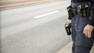 Poliisi valvoo liikennettä.