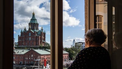 Irja Askola katsoo kotinsa parvekkeelta kohti Uspenskin katedraalia.