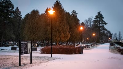En snöig begravningsplats i mörkret