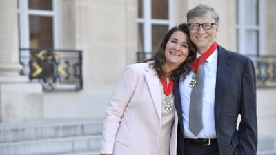  Melinda och Bill Gates utanför Élyséepalatset i Paris, i april 2017, då de hade fått motta den franska Hederslegionens utmärkelse för sitt välgörenhetsarbete. 