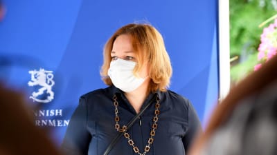 Familje- och omsorgsminister Krista Kiuru med munskydd. 
