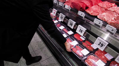 Köttpaket i en butiksdisk