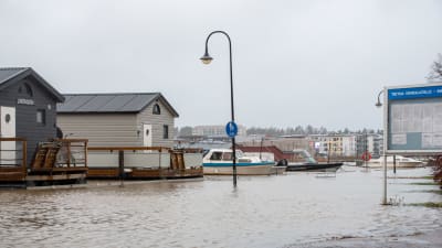 Översvämning vid Östra åstranden i Borgå. På bilden syns en gång och cykelväg vid Borgå å som är under vatten. 